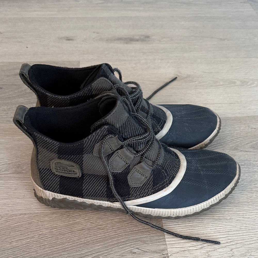 Sorel Black and Gray Plaid Lace-Up Boots